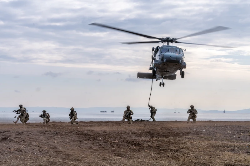 Infiltración de unidades mediante fast rope desde un helicóptero Sea Hawk de la Armada. Foto: Armada
